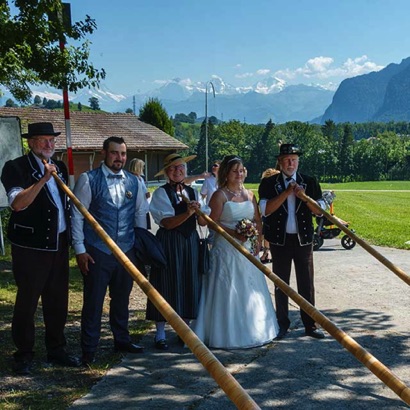 2020-08-08_Blumenstein Hochzeit von T. und T., das Alphorntrio Silberhorn zusammen mit dem Brautpaar.